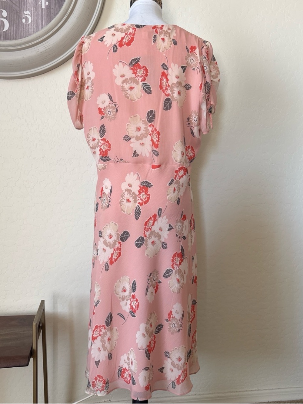 Ralph Lauren Pink Floral V-Neck Midi Dress. 16 - Picture 4 of 11
